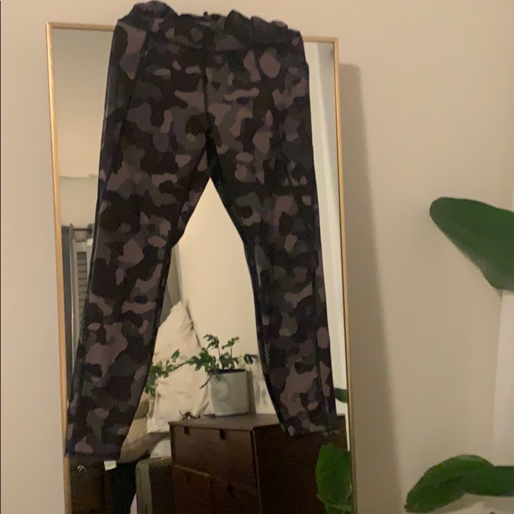 Like new Athleta Lighting Camo 7/8 tight w/pockets